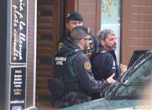 Dos agents de la Guàrdia Civil s'emporten un detingut a Sabadell en el marc de l'operació que ha acabat amb nou membres de CDR arrestats. ACN