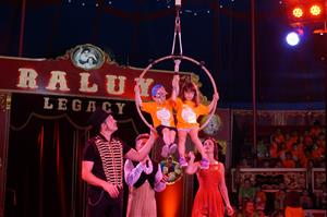 Dos infants de la Fundació Pere Tarrés participant en un dels tallers de circ del Circ Raluy Legacy el dia 11 de juliol de 2019. Fundació Pere Tarrés