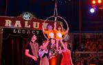 Dos infants de la Fundació Pere Tarrés participant en un dels tallers de circ del Circ Raluy Legacy el dia 11 de juliol de 2019. Fundació Pere Tarrés