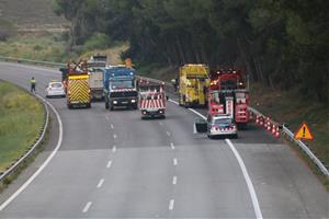 Dos morts en un xoc entre dos camions que feien cua per un accident anterior a l'AP-7 a Vilafranca. ACN