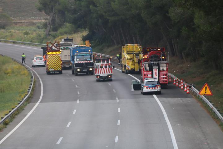 Dos morts en un xoc entre dos camions que feien cua per un accident anterior a l'AP-7 a Vilafranca. ACN