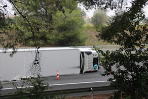 Dos morts en un xoc entre dos camions que feien cua per un accident anterior a l'AP-7 a Vilafranca