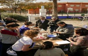 Dotze ceramistes experimenten la màgia del foc a l’Aula de Ceràmica del Vendrell