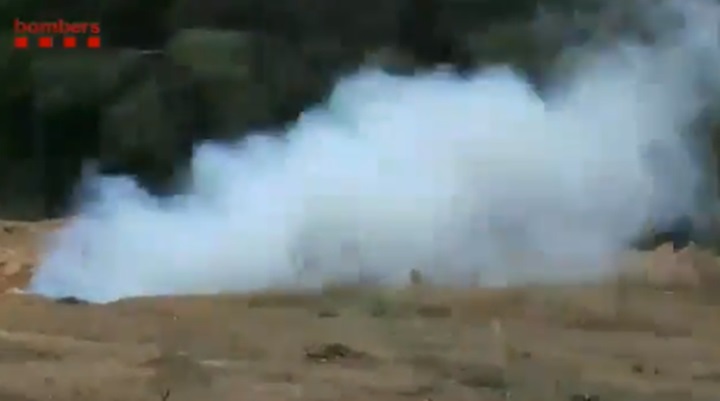 Dues carreteres tallades i un polígon evacuat al Penedès per una fuita en una canonada d'etilè. Bombers