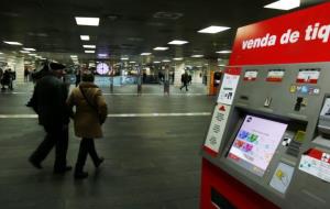 Dues persones a l'estació de Rodalies i Metro de plaça Catalunya. ACN
