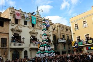 El 3d10 amb folre i manilles dels Castellers de Vilafranca aquesta diada de Tot Sants. Imatge de l'1 de novembre del 2019. ACN