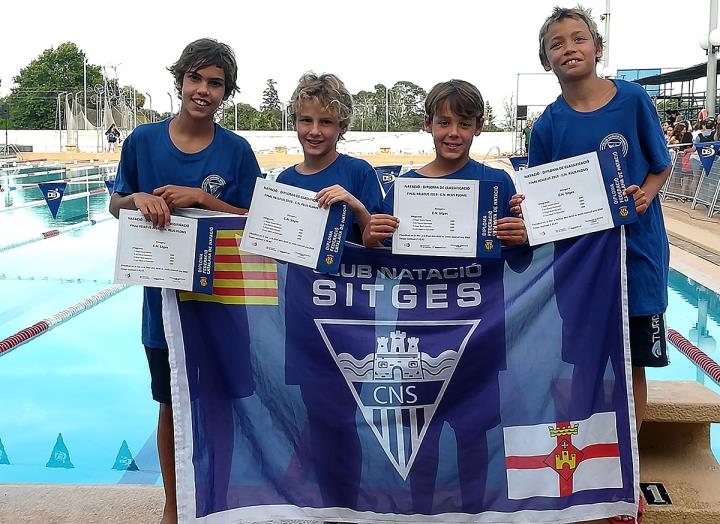 El 4x50 estils masculí benjamí del Club Natació Sitges. Eix