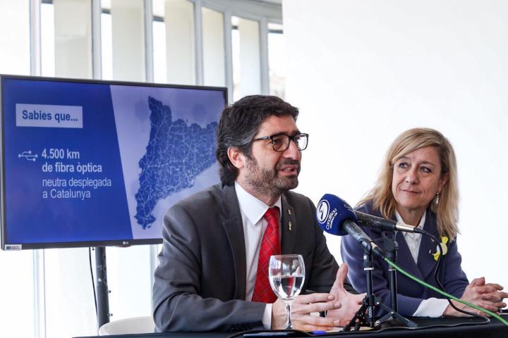 El conseller de Polítiques Digitals, Jordi Puigneró, i l'alcaldessa de Vilanova i la Geltrú, Neus Lloveras, presentant la connexió de fibra òptica. AC