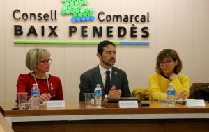 El conseller de Territori i Sostenibilitat, Damià Calvet, flanquejat per les presidentes dels consells comarcals del Baix Penedès i el Garraf. ACN