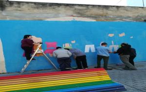 El grup de joves LGTBI i aliats pinta un mural a la plaça de Cal Ganeta, a Vilanova