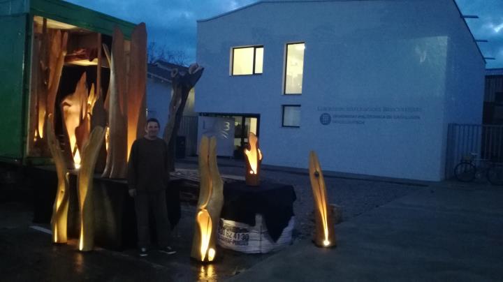 El LAB converteix un pi caigut per l’esclafit a Vilanova en una obra d’art monumental. Jordi Lleó