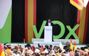 El líder de Vox, Santiago Abascal, durant el seu discurs a la manifestació organitzada pel partit a l'avinguda Maria Cristina de Barcelona. ACN
