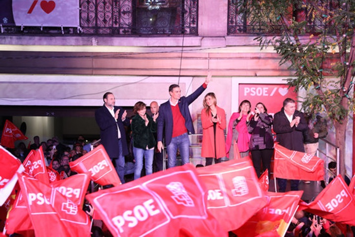 El líder del PSOE, Pedro Sánchez, a les portes de Ferraz aquest 10-N . Inma Mesa / PSOE