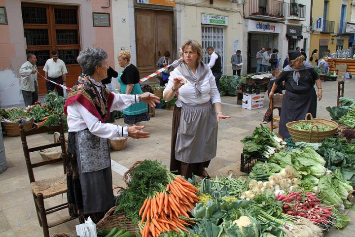 El Mercat Noucentista de Vilanova torna renovat des de la plaça de les Cols fins al Museu Can Papiol. EIX