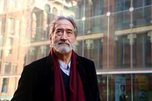 El mestre Jordi Savall en un pla mitjà davant la façana del Palau de la Música on dirigirà l''Oratori de Nadal' de Bach. ACN