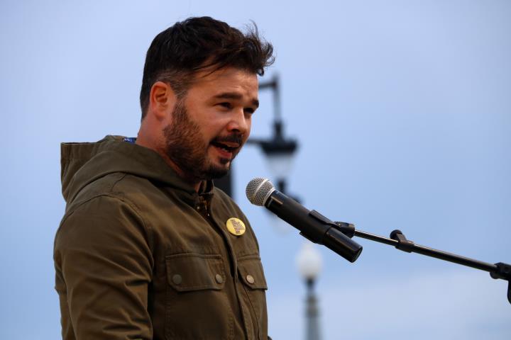 El número dos d'ERC per Barcelona, Gabriel Rufián, durant el míting d'ERC a Sitges. ACN