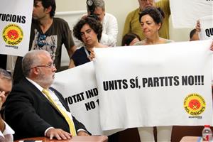 El president del Consell Comarcal de l'Anoia, Xavier Boquete (JxCat). Al fons, una pancarta en contra dels pactes 