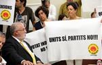 El president del Consell Comarcal de l'Anoia, Xavier Boquete (JxCat). Al fons, una pancarta en contra dels pactes