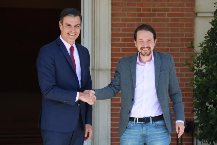 El president del govern electe, Pedro Sánchez, i el líder de Podem, Pablo Iglesias, aquest 7/5/2019 encaixant mans a La Moncloa. ACN
