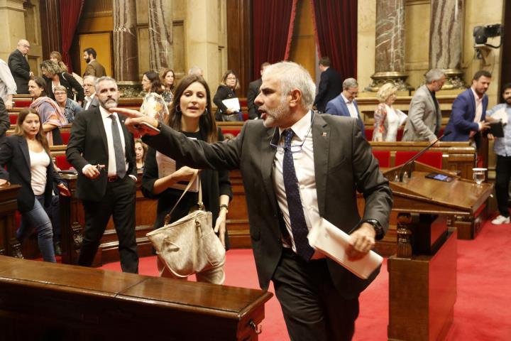 El president del grup parlamentari de Cs, Carlos Carrizosa, abandona l'hemicicle després de ser expulsat assenyalant altres diputats. ACN / Guillem Ro