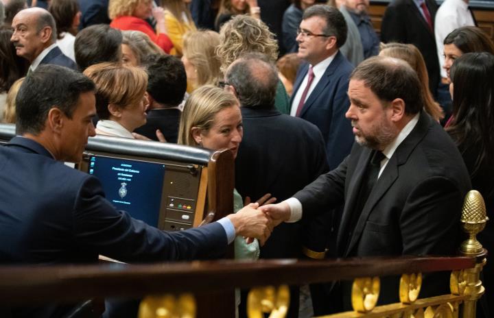 El president d'ERC, Oriol Junqueras, i el president del govern espanyol, Pedro Sánchez, se saluden al Congrés dels Diputats. ACN / Javier Barbancho