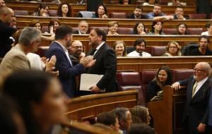 El president d'ERC, Oriol Junqueras, rebut entre aplaudiments pels diputats de la formació al Congrés dels Diputats. ACN