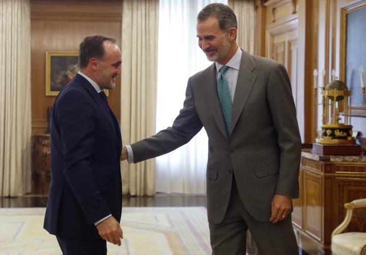 El president d'UPN, Javier Esparza, a La Zarzuela amb el rei Felip VI . ACN 