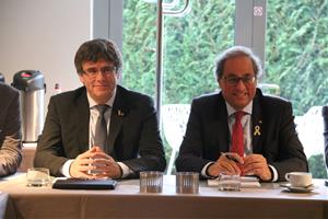 El president Quim Torra, l'expresident Carles Puigdemont durant la reunió amb representants de JxCat, el PDeCAT, ERC i entitats ANC i Òmnium a Waterlo