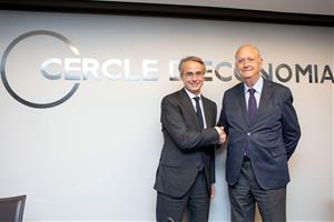 El president sortint del Cercle d'Economia, Juan José Brugera, i el seu successor, Javier Faus, es donen la mà just després del relleu . ACN