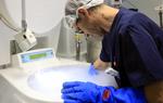 El responsable del Laboratori de Criopreservació de Dexeus Dona, Miquel Solé, en un dels tancs on es conserven els òvuls en nitrogen líquid. ACN