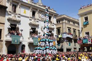 El tres de nou amb folre i agulla dels Castellers de Vilafranca, en el moment en què el tres ha deixat el pilar al descobert, a Sant Fèlix. ACN