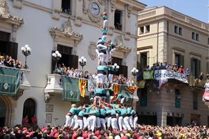 El tres de nou amb folre i agulla dels Castellers de Vilafranca, en el moment en què el tres ha deixat el pilar al descobert, a Sant Fèlix, el 30 d'ag