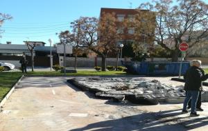 El veïnat de Santa Maria de Cubelles atures les màquines que havien de remodelar el parc