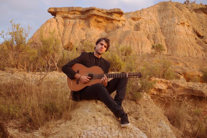 El virtuosisme del guitarrista Pau Figueres arriba aquest dijous a l’Auditori de Vilafranca. EIX