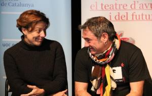 Els actors Sergi López i Míriam Iscla en un pla mitjà durant la presentació de 'El chico de la última fila' a la Sala Beckett. ACN