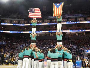 Els Castellers de Vilafranca actuen en un partit dels Golden State Warriors