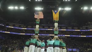 Els Castellers de Vilafranca actuen en un partit dels Golden State Warriors