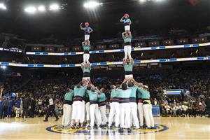 Els Castellers de Vilafranca actuen en un partit dels Golden State Warriors