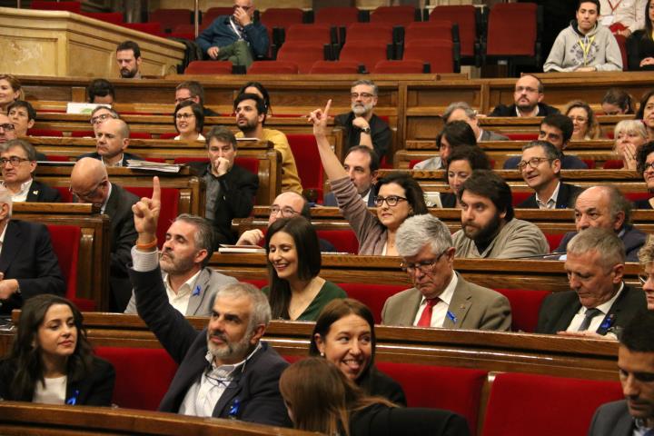 Els diputats de Cs i PSC votant a favor, amb els diputats de la CUP al fons, el 4 d'abril de 2019. ACN