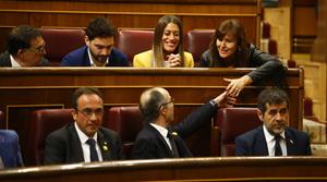 Els diputats de JxCat Jordi Sànchez, Jordi Turull i Josep Rull, asseguts als escons del Congrés dels Diputats durant la sessió constitutiva . ACN