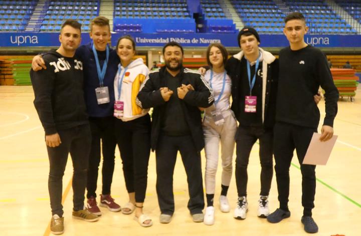 Els judoques de l'escola de Judo Olèrdola a Pamplona amb el seu entrenador. Eix