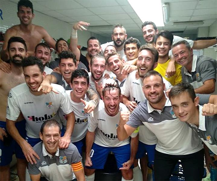 Els jugadors de l'UE Sitges celebrant la victòria al vestidor. Eix