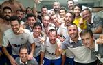 Els jugadors de l'UE Sitges celebrant la victòria al vestidor. Eix