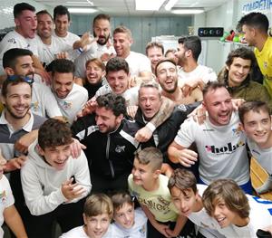 Els jugadors de l'UE Sitges celebrant la victòria al vestidor. Eix