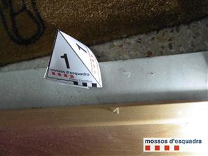 Els Mossos alerten de l'ús que fan els lladres dels marcadors per detectar els pisos que estan buits. Mossos d'Esquadra