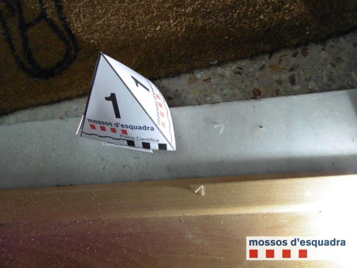 Els Mossos alerten de l'ús que fan els lladres dels marcadors per detectar els pisos que estan buits. Mossos d'Esquadra