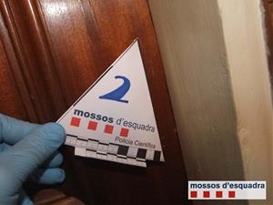 Els Mossos alerten de l'ús que fan els lladres dels marcadors per detectar els pisos que estan buits