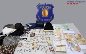 Els Mossos d’Esquadra detenen l’autor d’una estafa a una dona de 78 anys a Barcelona. Mossos d'Esquadra