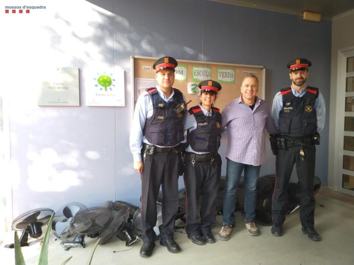 Els Mossos donen els ventiladors comissats d’una plantació de marihuana a una escola a Cubelles. Mossos d'Esquadra