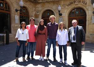 Els regidors d'ERC- Som Poble davant l'ajuntament. Eix